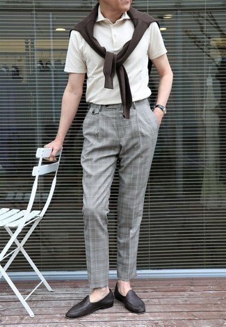 Какие лоферы носить с коричневым свитером с круглым вырезом мужчине