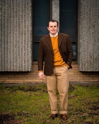 Какие лоферы носить с коричневым свитером с круглым вырезом мужчине