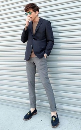 Как носить коричневый свитер с круглым вырезом с темно-синим пиджаком мужчине