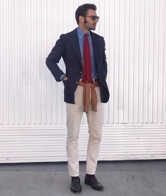 Как носить коричневый свитер с круглым вырезом с темно-синим пиджаком мужчине