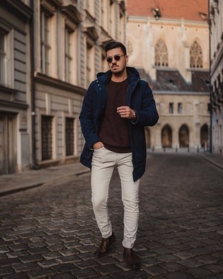 Какие парки носить с коричневым свитером с круглым вырезом мужчине
