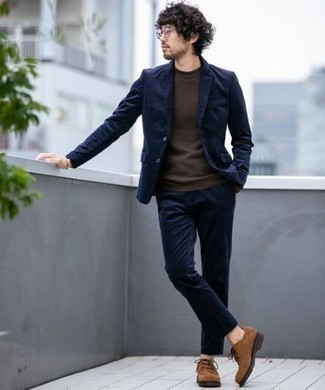 Какие костюмы носить с коричневым свитером с круглым вырезом