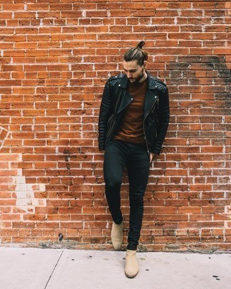 Какие косухи носить с коричневой футболкой с круглым вырезом мужчине