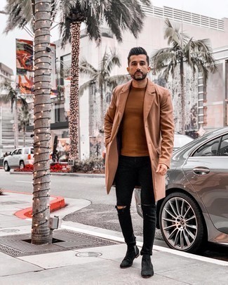 Какие длинные пальто носить с коричневой футболкой с круглым вырезом