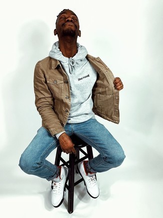 Какой худи носить с коричневой джинсовой курткой мужчине