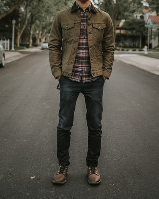 Какие джинсы носить с коричневой джинсовой курткой мужчине
