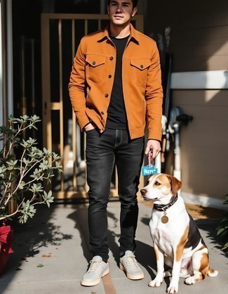С чем носить коричневую джинсовую куртку мужчине