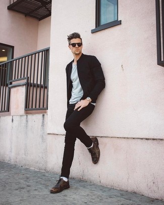 Какие бомберы носить с коричневыми туфлями дерби