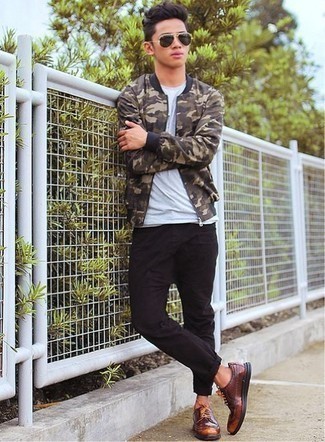 Какие бомберы носить с коричневыми туфлями дерби