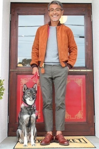 Какие бомберы носить с коричневыми туфлями дерби