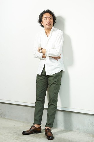 Какие брюки карго носить с коричневыми туфлями дерби