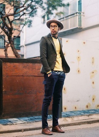 Какие брюки карго носить с коричневыми туфлями дерби