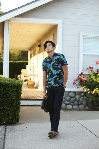 Какие футболки-поло носить с коричневыми туфлями дерби