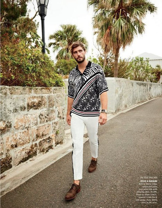 Какие футболки-поло носить с коричневыми туфлями дерби