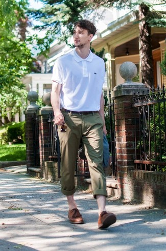 Какие футболки-поло носить с коричневыми туфлями дерби