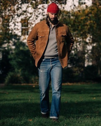 Какие футболки-поло носить с коричневыми туфлями дерби