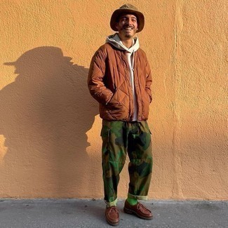 Какие брюки карго носить с коричневыми ботинками дезертами