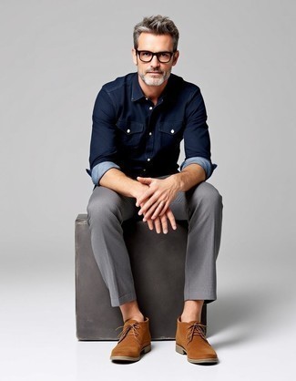 Какие джинсовые рубашки носить с коричневыми ботинками дезертами