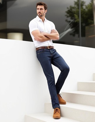 Какие футболки-поло носить с коричневыми ботинками дезертами