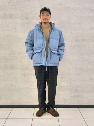 Какие куртки-пуховики носить с коричневыми ботинками дезертами