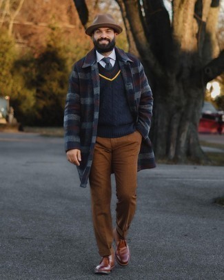 Какие трикотажные жилеты носить с коричневыми ботинками дезертами