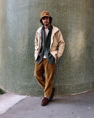 Какие ветровки носить с коричневыми ботинками дезертами