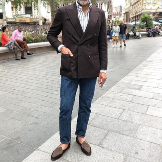 Как носить коричневый двубортный пиджак с синими джинсами мужчине