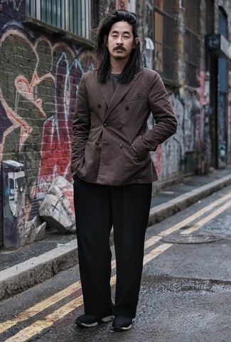 Какие брюки чинос носить с коричневым двубортным пиджаком