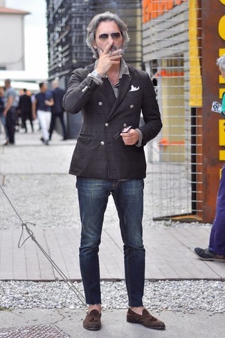 Какие джинсы носить с коричневым двубортным пиджаком мужчине