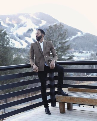 Какие джинсы носить с коричневым двубортным пиджаком мужчине