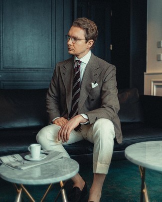 Какие лоферы носить с коричневым двубортным пиджаком мужчине