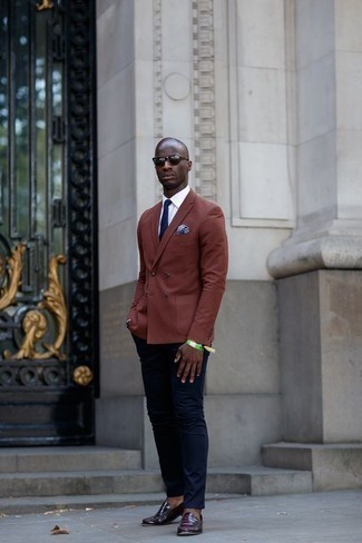 Как носить коричневый двубортный пиджак с темно-синими брюками чинос