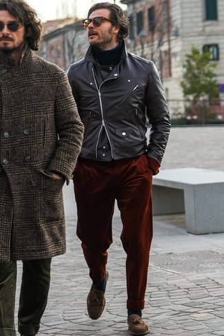 Какие косухи носить с коричневыми классическими брюками мужчине