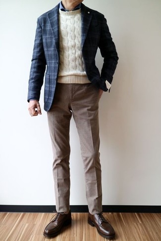 Какие вязаные свитера носить с коричневыми классическими брюками мужчине