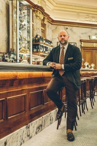 С чем носить коричневые классические брюки мужчине