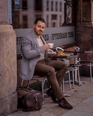 С чем носить коричневые классические брюки мужчине