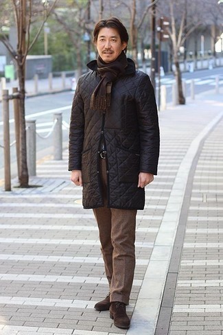 Какие пуховики носить с коричневыми классическими брюками мужчине