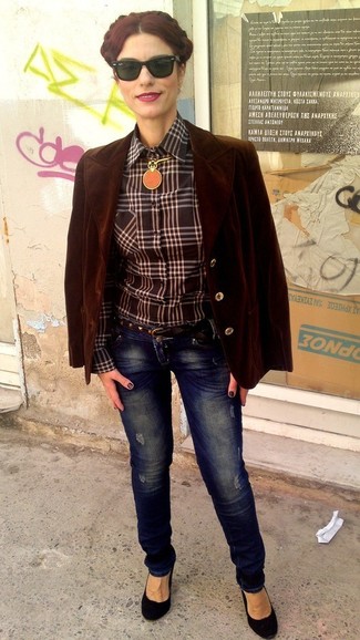 С чем носить коричневую классическую рубашку женщине