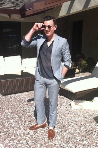 Какие костюмы носить с коричневыми мокасинами