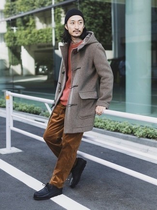 Как носить коричневый дафлкот с черными кожаными ботинками дезертами