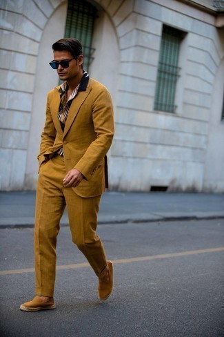 Какие костюмы носить с коричневыми эспадрильями