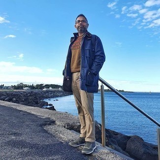 С чем носить коричневый свитер с круглым вырезом с жаккардовым узором мужчине