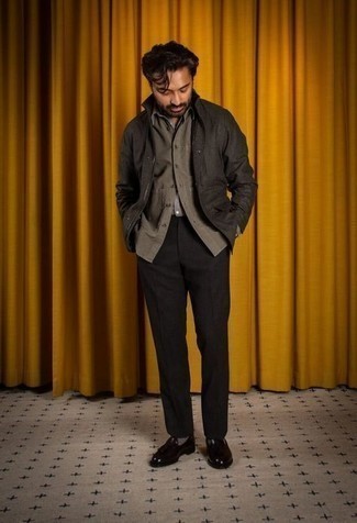 Как носить коричневую полевую куртку с коричневыми брюками чинос