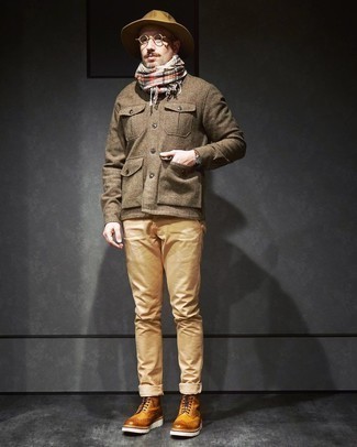 С чем носить коричневую полевую куртку
