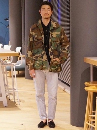 Какие футболки-поло носить с коричневой полевой курткой