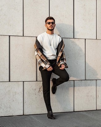 С чем носить коричневую фланелевую куртку-рубашку мужчине