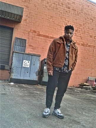 С чем носить коричневую флисовую куртку-рубашку мужчине