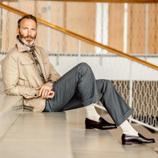 С чем носить коричневый льняной шарф с цветочным принтом мужчине