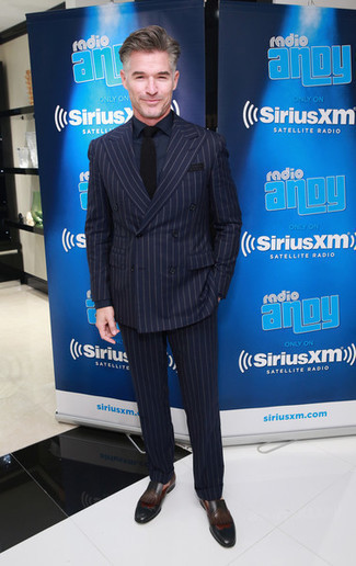 С чем носить коричневые кожаные лоферы c бахромой мужчине