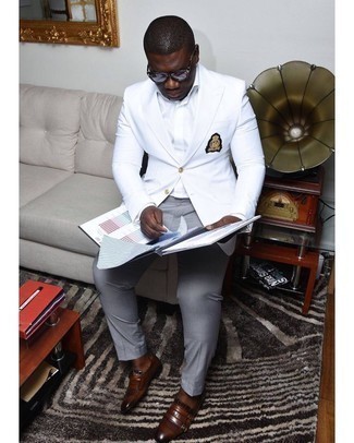 С чем носить коричневые кожаные лоферы c бахромой мужчине